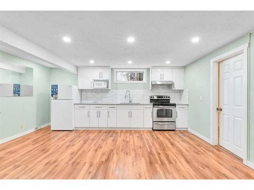 263 Penbrooke Way Se, Calgary, AB - Indoor Photo Showing Kitchen