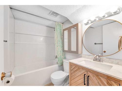 263 Penbrooke Way Se, Calgary, AB - Indoor Photo Showing Bathroom