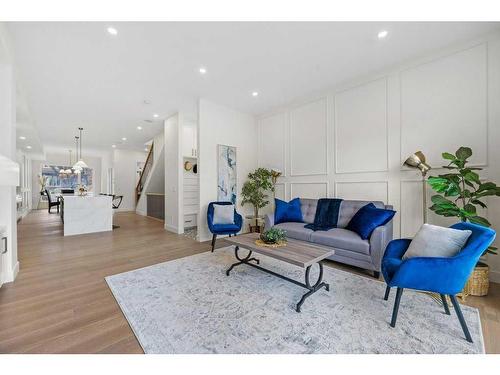 1410 43 Street Sw, Calgary, AB - Indoor Photo Showing Living Room