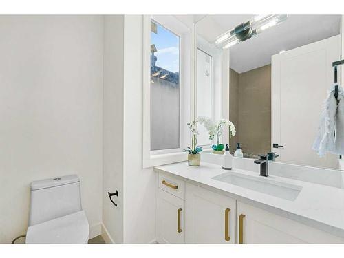 1410 43 Street Sw, Calgary, AB - Indoor Photo Showing Bathroom