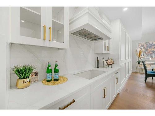 1410 43 Street Sw, Calgary, AB - Indoor Photo Showing Kitchen