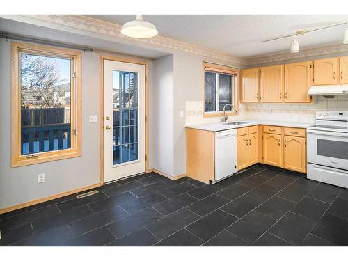 13 Citadel Gardens Nw, Calgary, AB - Indoor Photo Showing Kitchen