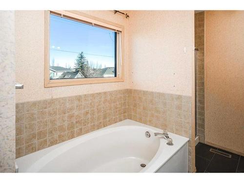 13 Citadel Gardens Nw, Calgary, AB - Indoor Photo Showing Bathroom