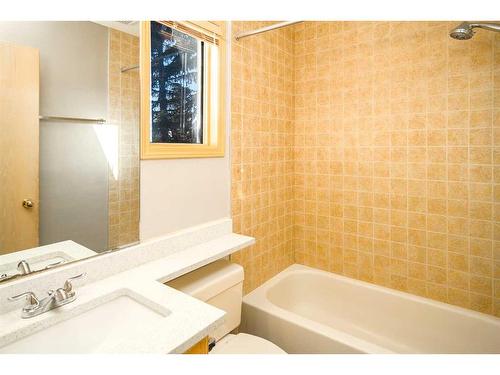 13 Citadel Gardens Nw, Calgary, AB - Indoor Photo Showing Bathroom