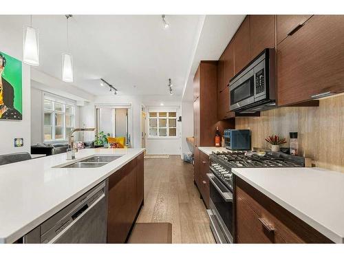 301-1719 9A Street Sw, Calgary, AB - Indoor Photo Showing Kitchen With Double Sink With Upgraded Kitchen