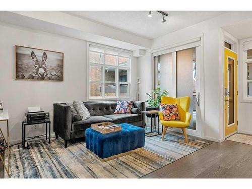 301-1719 9A Street Sw, Calgary, AB - Indoor Photo Showing Living Room