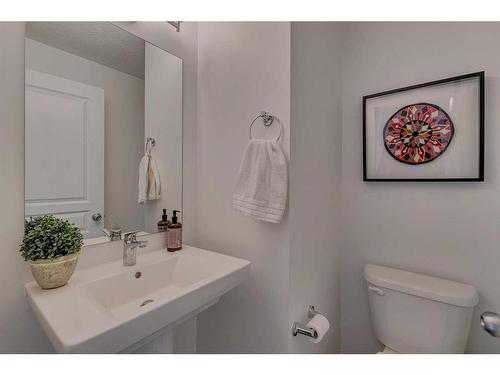 8141 Masters Boulevard Se, Calgary, AB - Indoor Photo Showing Bathroom