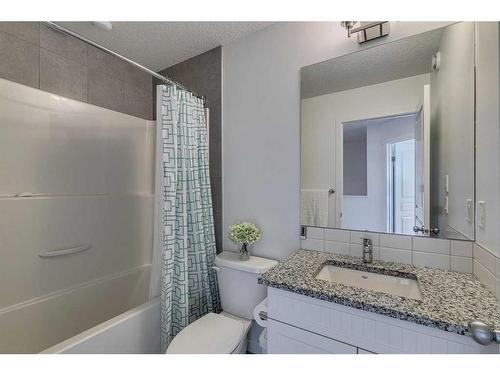 8141 Masters Boulevard Se, Calgary, AB - Indoor Photo Showing Bathroom