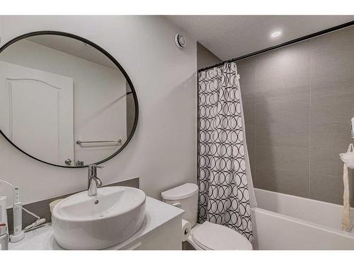 8141 Masters Boulevard Se, Calgary, AB - Indoor Photo Showing Bathroom