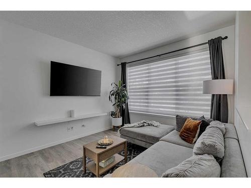 8141 Masters Boulevard Se, Calgary, AB - Indoor Photo Showing Living Room