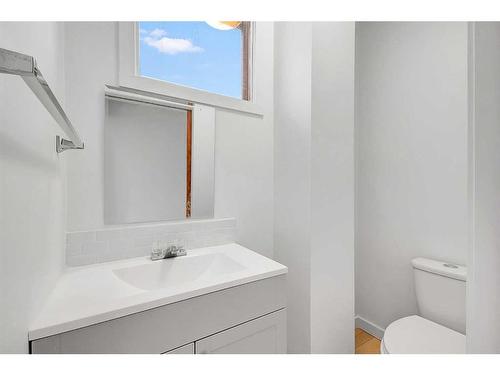 1710 6 Avenue Nw, Calgary, AB - Indoor Photo Showing Bathroom