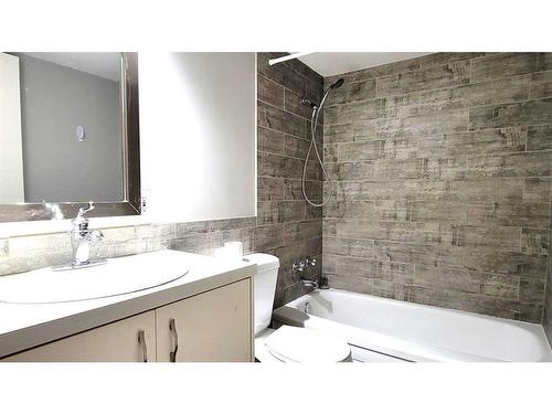 207B-5601 Dalton Drive Nw, Calgary, AB - Indoor Photo Showing Bathroom