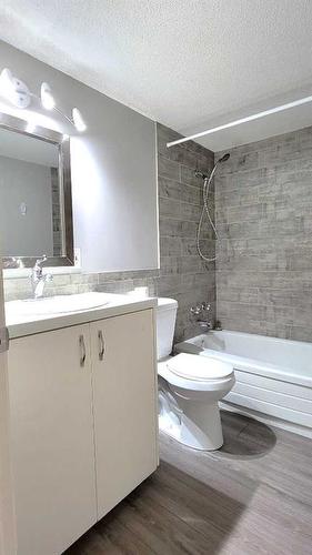 207B-5601 Dalton Drive Nw, Calgary, AB - Indoor Photo Showing Bathroom