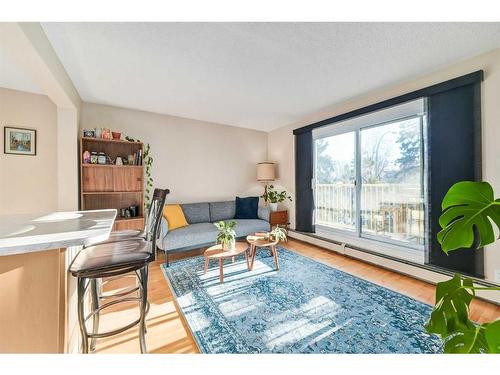 301-222 5 Avenue Ne, Calgary, AB - Indoor Photo Showing Living Room