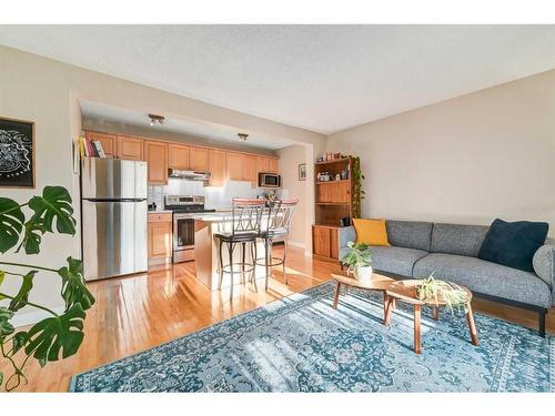 301-222 5 Avenue Ne, Calgary, AB - Indoor Photo Showing Living Room