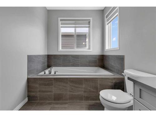 114 Osborne Common Sw, Airdrie, AB - Indoor Photo Showing Bathroom