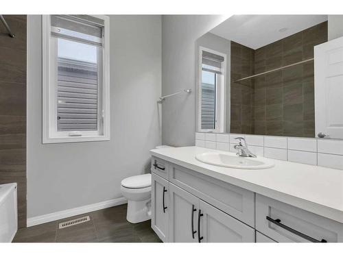 114 Osborne Common Sw, Airdrie, AB - Indoor Photo Showing Bathroom