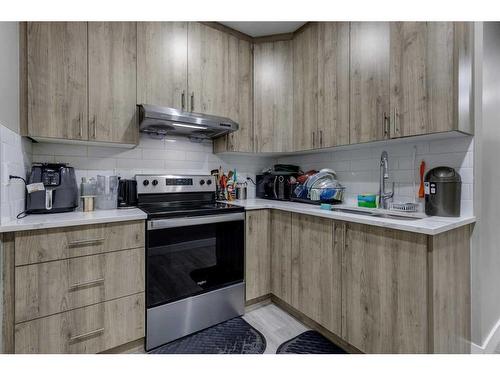 114 Osborne Common Sw, Airdrie, AB - Indoor Photo Showing Kitchen