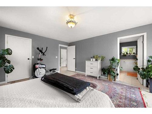 2213 27 Street Se, Calgary, AB - Indoor Photo Showing Bedroom