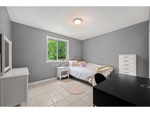 2213 27 Street Se, Calgary, AB - Indoor Photo Showing Bedroom