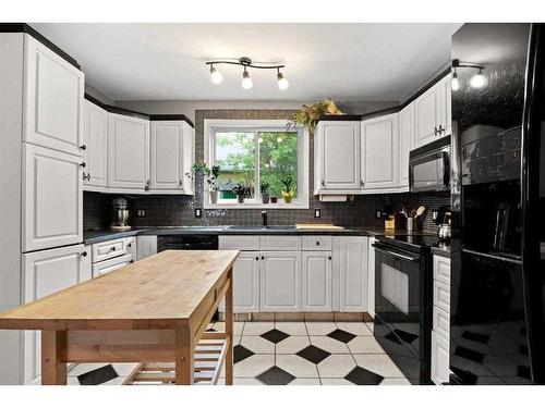 2213 27 Street Se, Calgary, AB - Indoor Photo Showing Kitchen