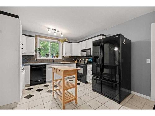 2213 27 Street Se, Calgary, AB - Indoor Photo Showing Kitchen