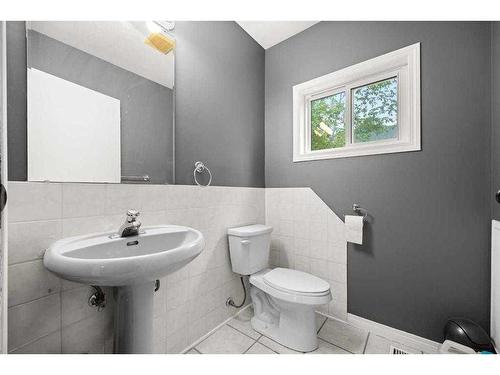 2213 27 Street Se, Calgary, AB - Indoor Photo Showing Bathroom