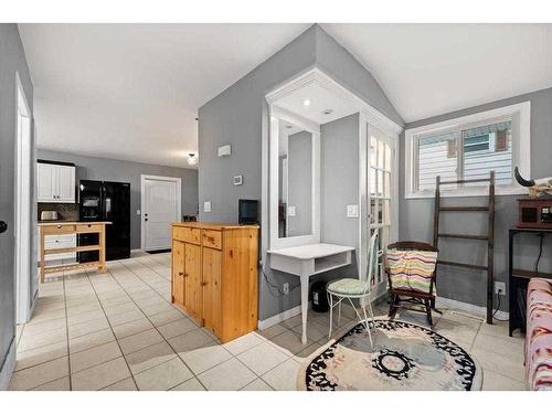 2213 27 Street Se, Calgary, AB - Indoor Photo Showing Other Room