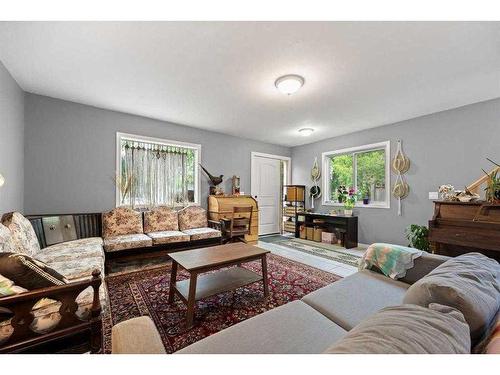 2213 27 Street Se, Calgary, AB - Indoor Photo Showing Living Room