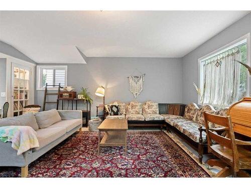 2213 27 Street Se, Calgary, AB - Indoor Photo Showing Living Room