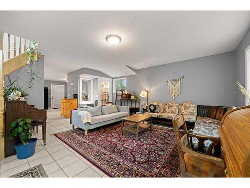 2213 27 Street Se, Calgary, AB - Indoor Photo Showing Living Room