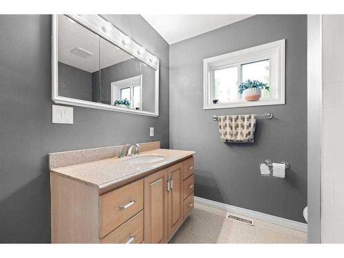 2213 27 Street Se, Calgary, AB - Indoor Photo Showing Bathroom