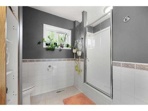 2213 27 Street Se, Calgary, AB - Indoor Photo Showing Bathroom