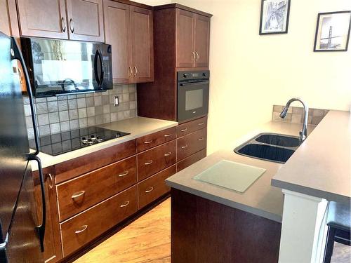 407-3101 34 Avenue Nw, Calgary, AB - Indoor Photo Showing Kitchen With Double Sink