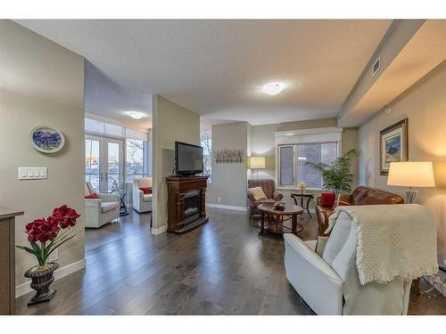 302-16 Varsity Estates Circle Nw, Calgary, AB - Indoor Photo Showing Living Room