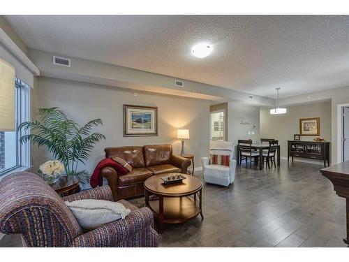 302-16 Varsity Estates Circle Nw, Calgary, AB - Indoor Photo Showing Living Room