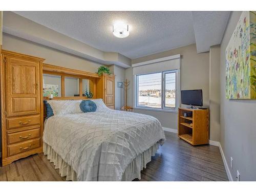 302-16 Varsity Estates Circle Nw, Calgary, AB - Indoor Photo Showing Bedroom