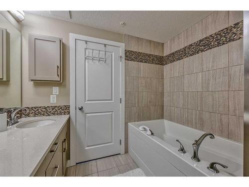 302-16 Varsity Estates Circle Nw, Calgary, AB - Indoor Photo Showing Bathroom