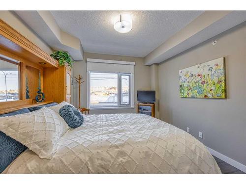 302-16 Varsity Estates Circle Nw, Calgary, AB - Indoor Photo Showing Bedroom