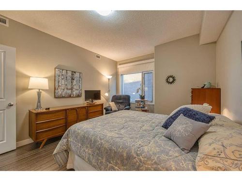 302-16 Varsity Estates Circle Nw, Calgary, AB - Indoor Photo Showing Bedroom