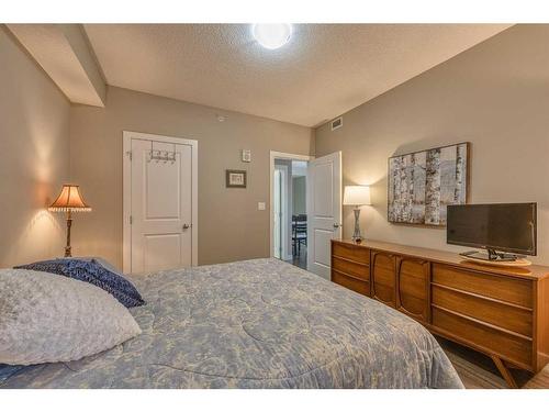 302-16 Varsity Estates Circle Nw, Calgary, AB - Indoor Photo Showing Bedroom