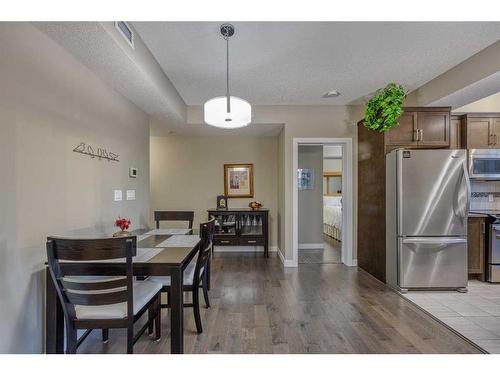 302-16 Varsity Estates Circle Nw, Calgary, AB - Indoor Photo Showing Dining Room