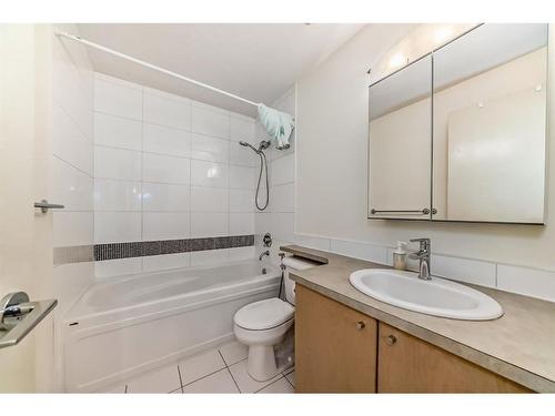 105-880 Centre Avenue Ne, Calgary, AB - Indoor Photo Showing Bathroom