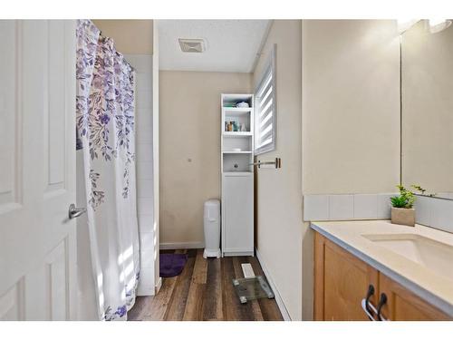 213 Saddlecrest Place Ne, Calgary, AB - Indoor Photo Showing Bathroom