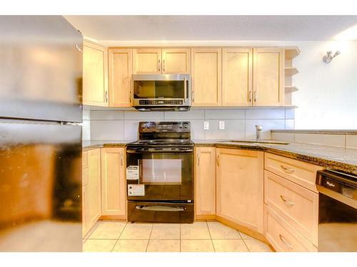 174-77 Glamis Green Sw, Calgary, AB - Indoor Photo Showing Kitchen