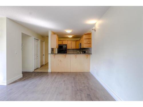 174-77 Glamis Green Sw, Calgary, AB - Indoor Photo Showing Kitchen