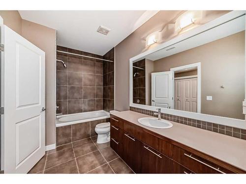 1819 18 Street Sw, Calgary, AB - Indoor Photo Showing Bathroom