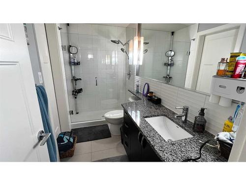 102-99 Spruce Place Sw, Calgary, AB - Indoor Photo Showing Bathroom