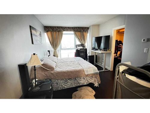 102-99 Spruce Place Sw, Calgary, AB - Indoor Photo Showing Bedroom