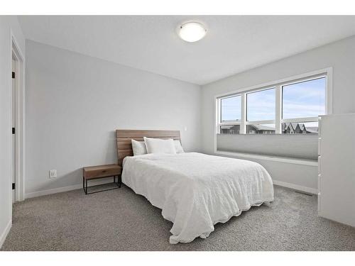 247 Union Avenue Se, Calgary, AB - Indoor Photo Showing Bedroom